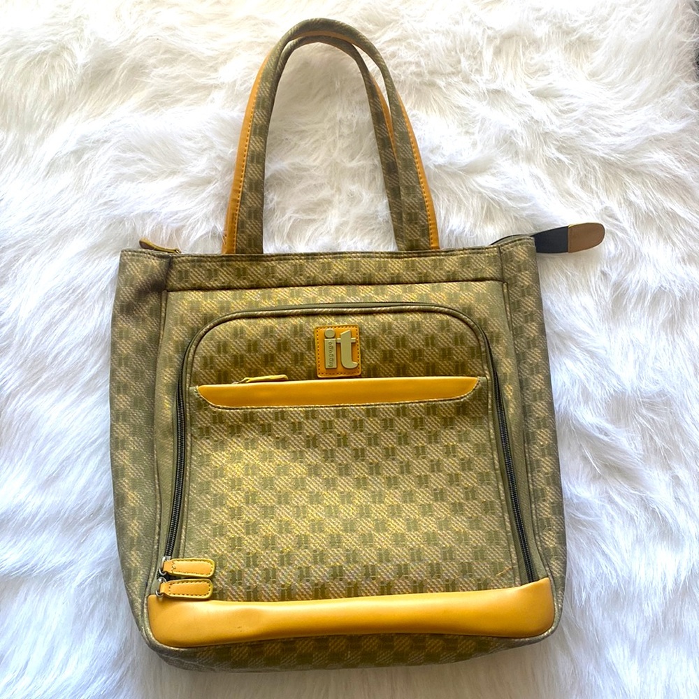 It Luggage, Travel/Overnight/Carry-On Bag, With Shoulder Straps and Pockets